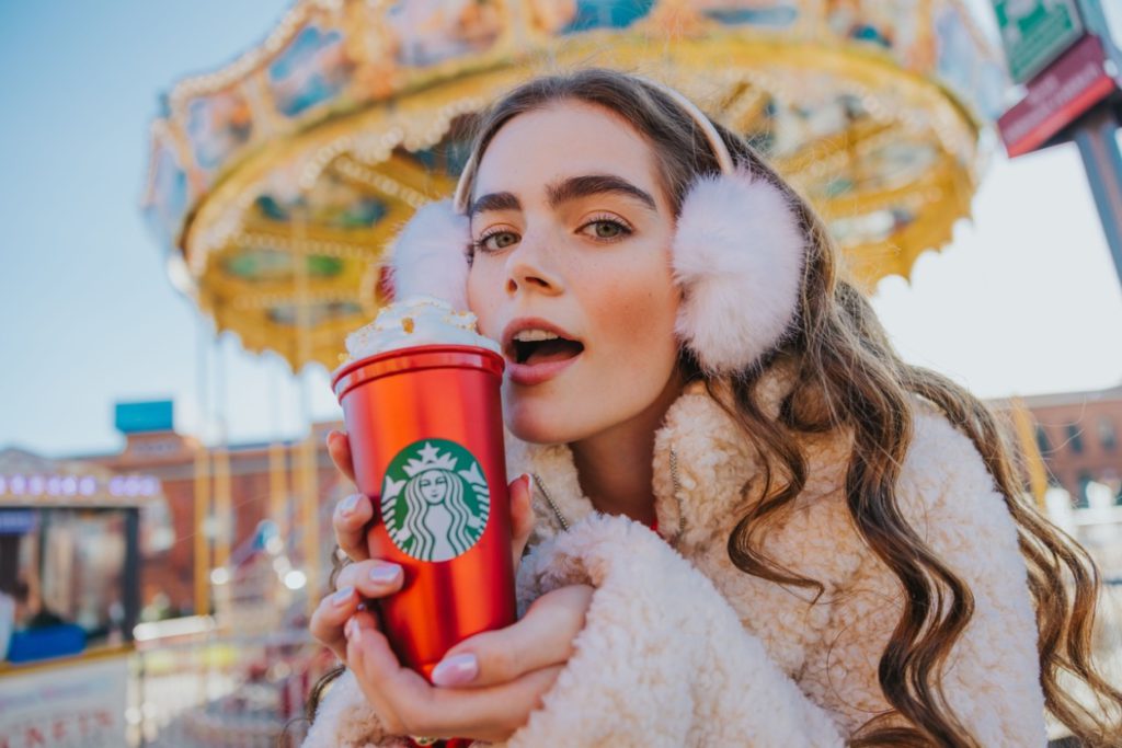 Užijte si kouzelné sváteční chvíle s novým Caramel Waffle Latte a ikonickými vánočními nápoji ve Starbucks