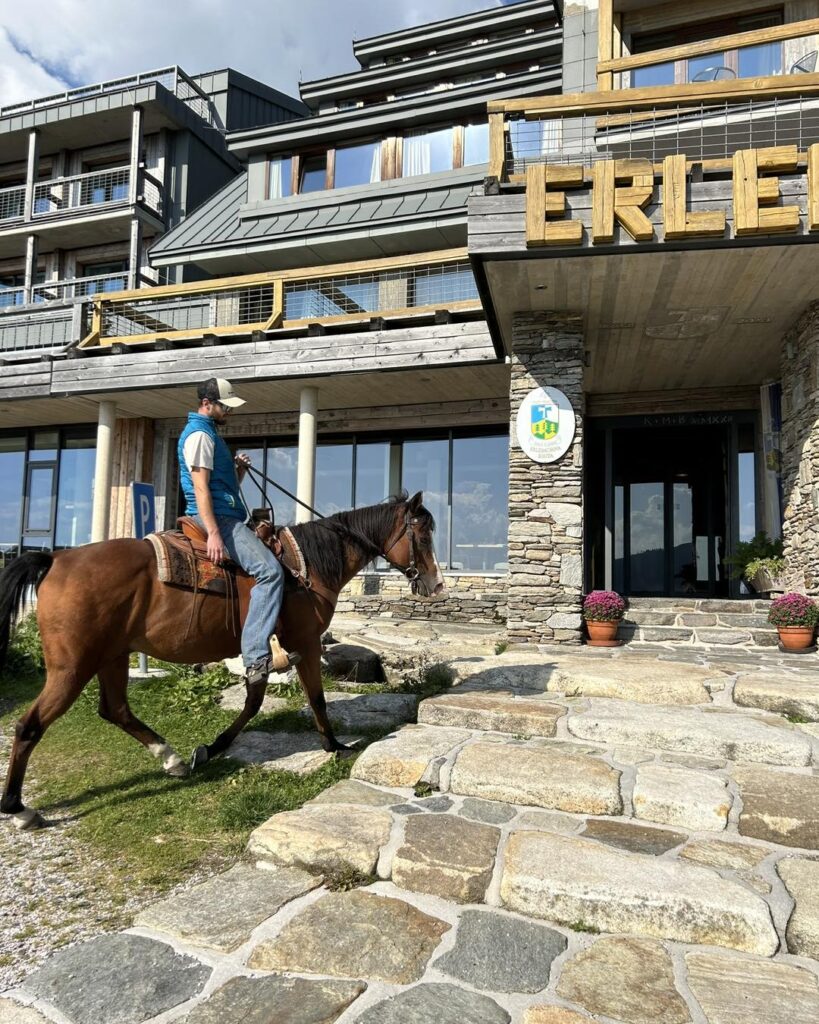 Erlebachova bouda ve Špindlerově Mlýně: Jarní symfonie chutí a výhledů na terase restaurace