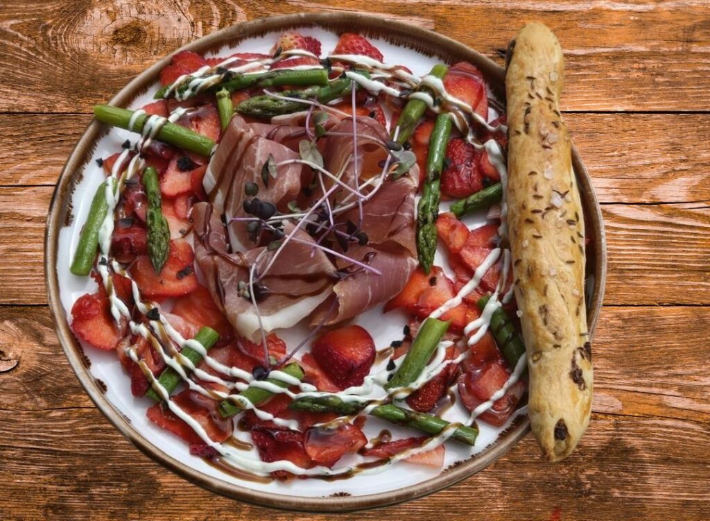 Erlebachova bouda ve Špindlerově Mlýně: Jarní symfonie chutí a výhledů na terase restaurace