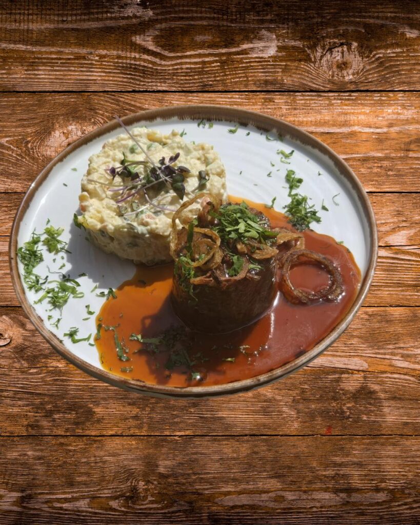 Erlebachova bouda ve Špindlerově Mlýně: Jarní symfonie chutí a výhledů na terase restaurace