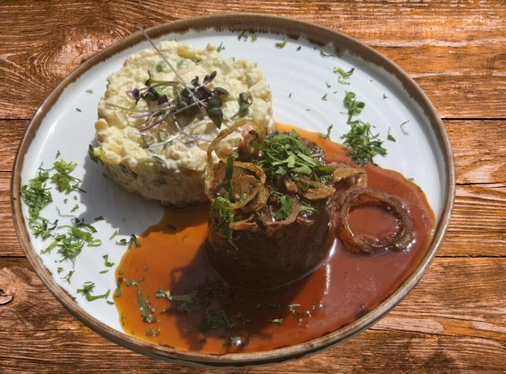 Erlebachova bouda ve Špindlerově Mlýně: Jarní symfonie chutí a výhledů na terase restaurace