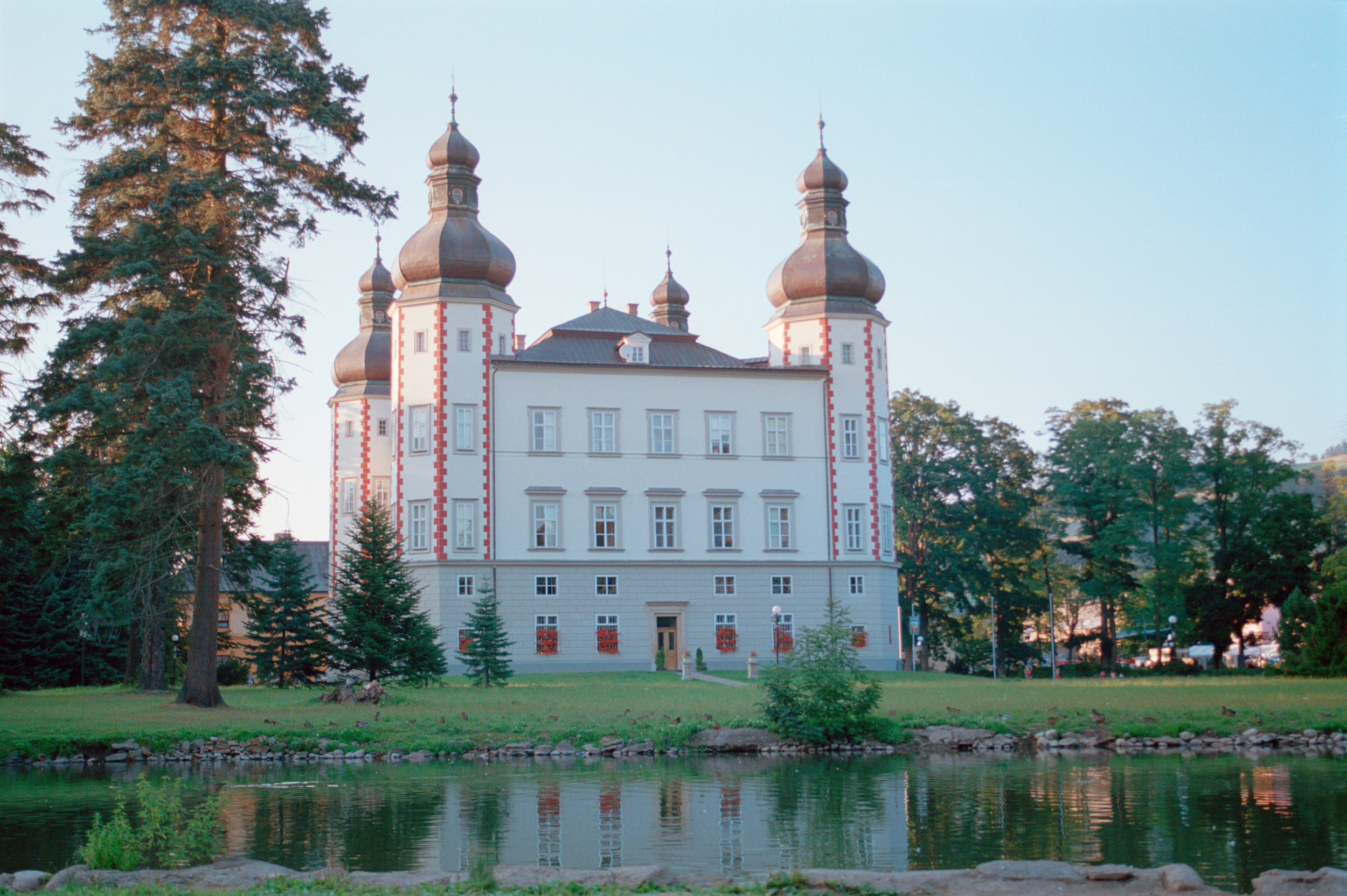 Vrchlabský zámek od parku – archivní fotografie z roku 1998